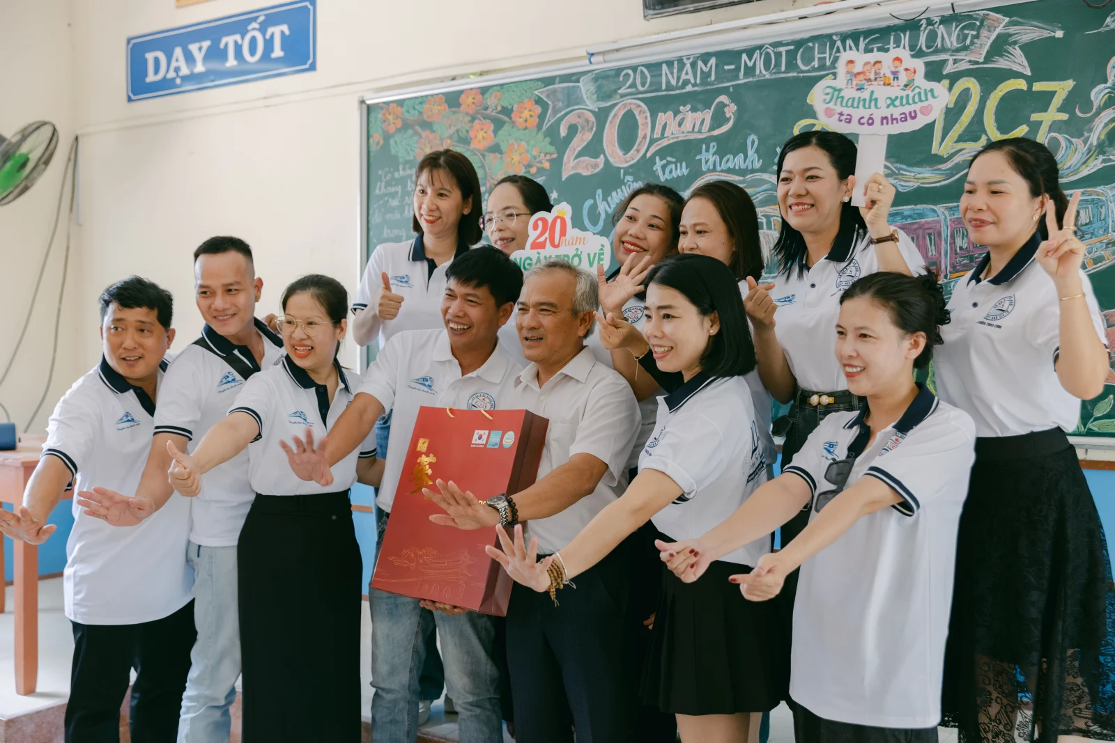 Ảnh lễ kỷ niệm 20 năm THPT Ngô Gia Tự, chụp ngày 08/08/2026