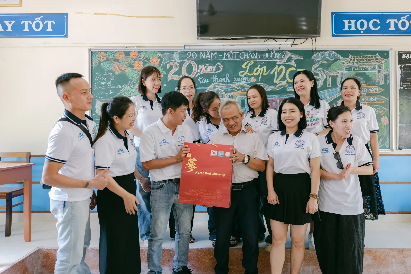 Ảnh lễ kỷ niệm 20 năm THPT Ngô Gia Tự, chụp ngày 08/08/2026
