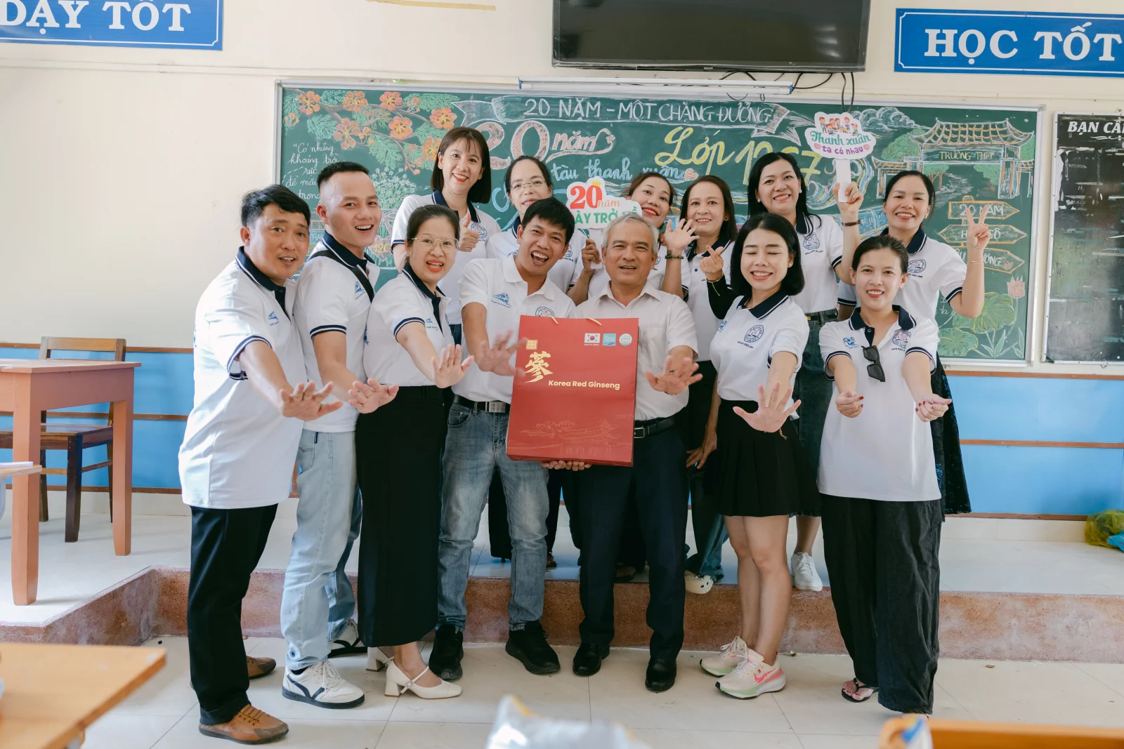Ảnh lễ kỷ niệm 20 năm THPT Ngô Gia Tự, chụp ngày 08/08/2026