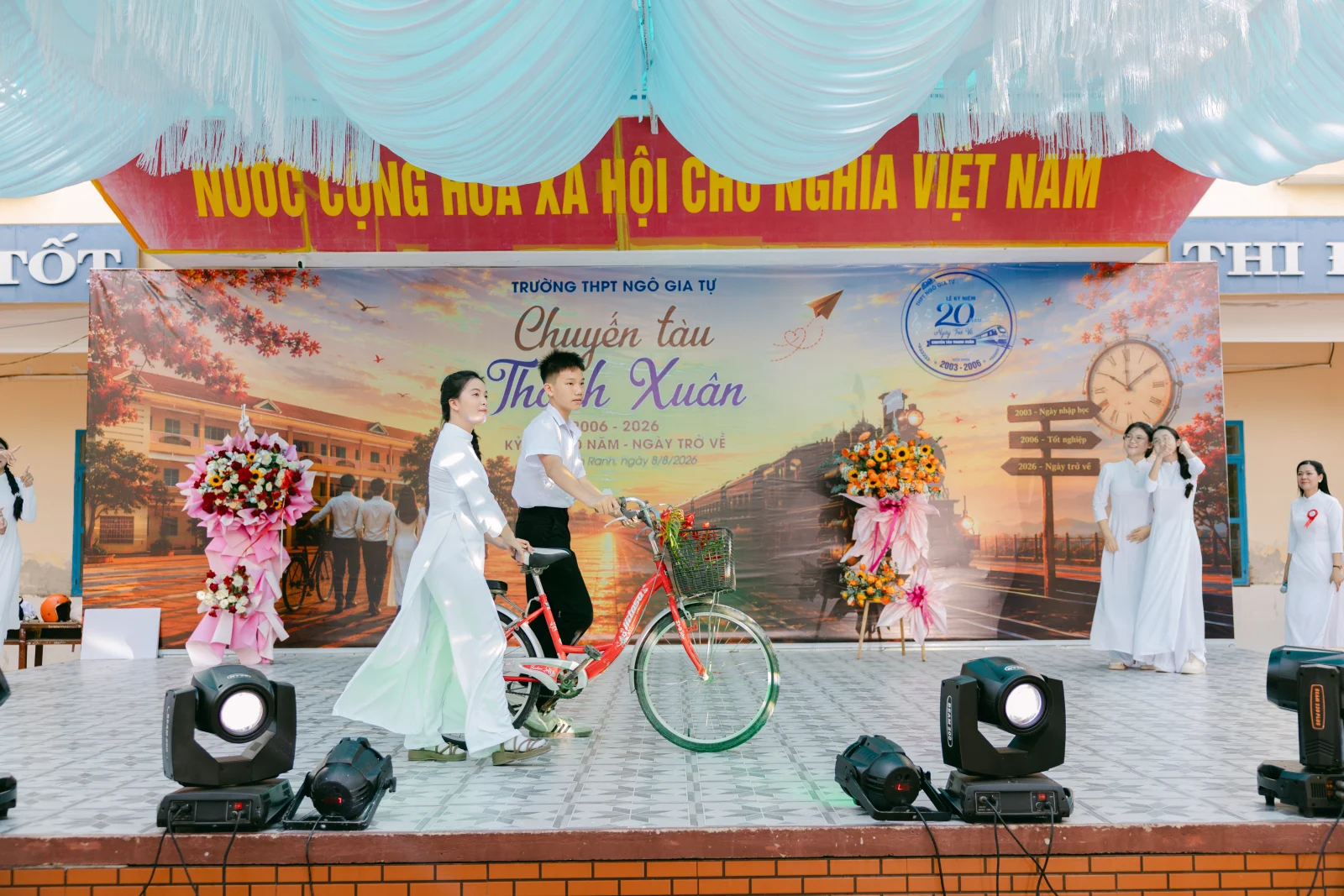 Ảnh lễ kỷ niệm 20 năm THPT Ngô Gia Tự, chụp ngày 08/08/2026