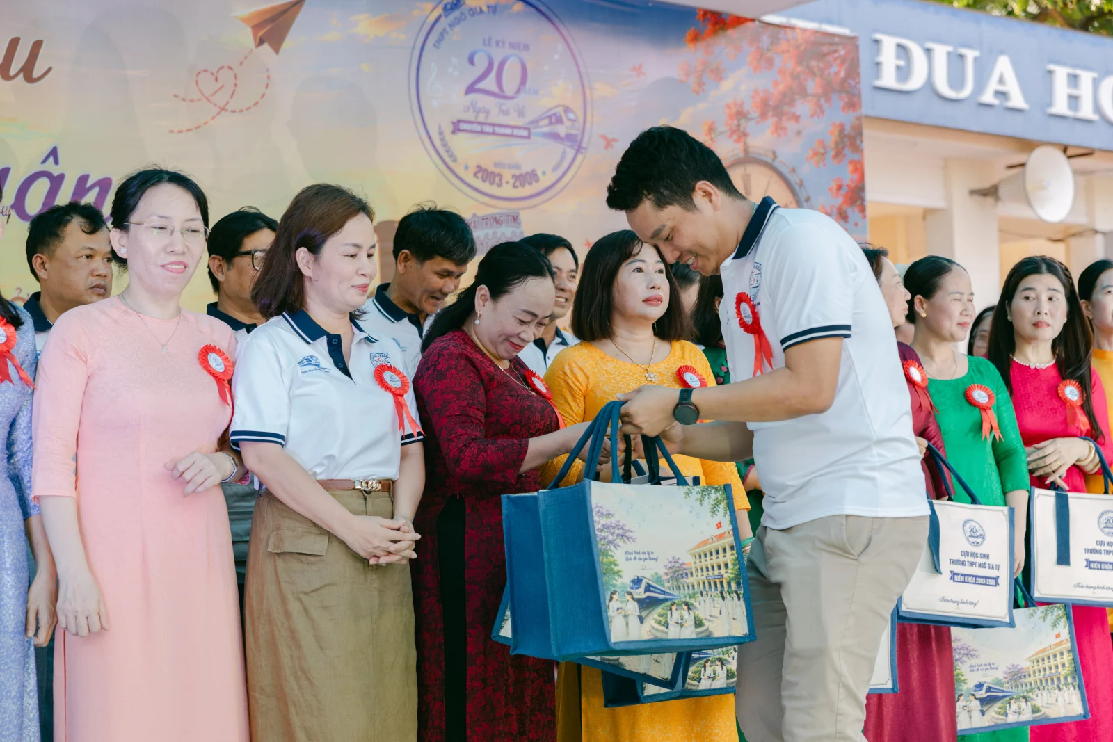 Ảnh lễ kỷ niệm 20 năm THPT Ngô Gia Tự, chụp ngày 08/08/2026